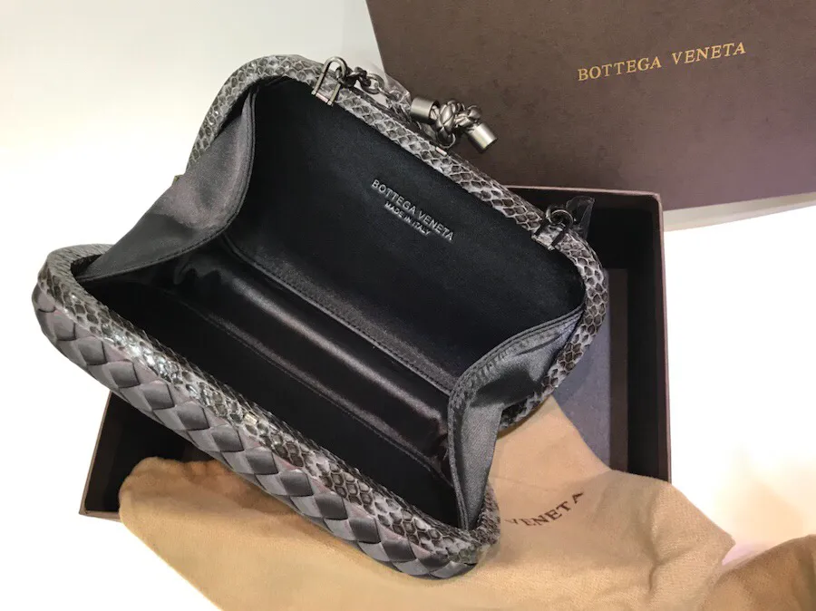 The latest and most popular Knot clutch from the 8651 counter is made of exquisite Japanese silk fabric with snakeskin piping. It looks elegant when worn cross-body or in the hand. It can also be carried by petite girls and can hold 2 iPhone X phones. Size: 20cm*12cm